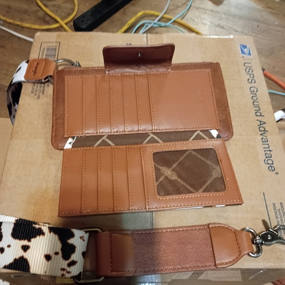 Wrangler Brown and White Cow Print Shoulder Bag Set - Picture 6 of 11